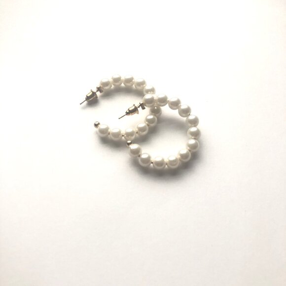 NEW PEARL HOOP EARRINGS —GOLD TONE • 1.5” HOOPS Costume Jewelry Women's Earrings - Picture 8 of 9